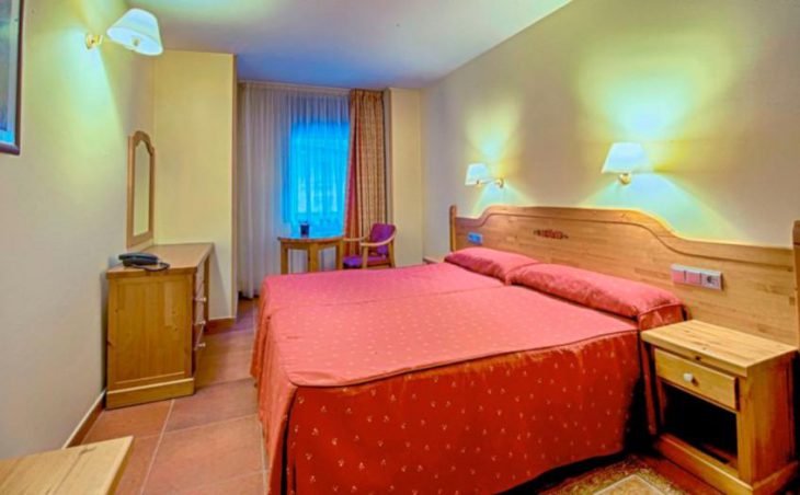 Sant Moritz Apartments, Arinsal, Double Bedroom